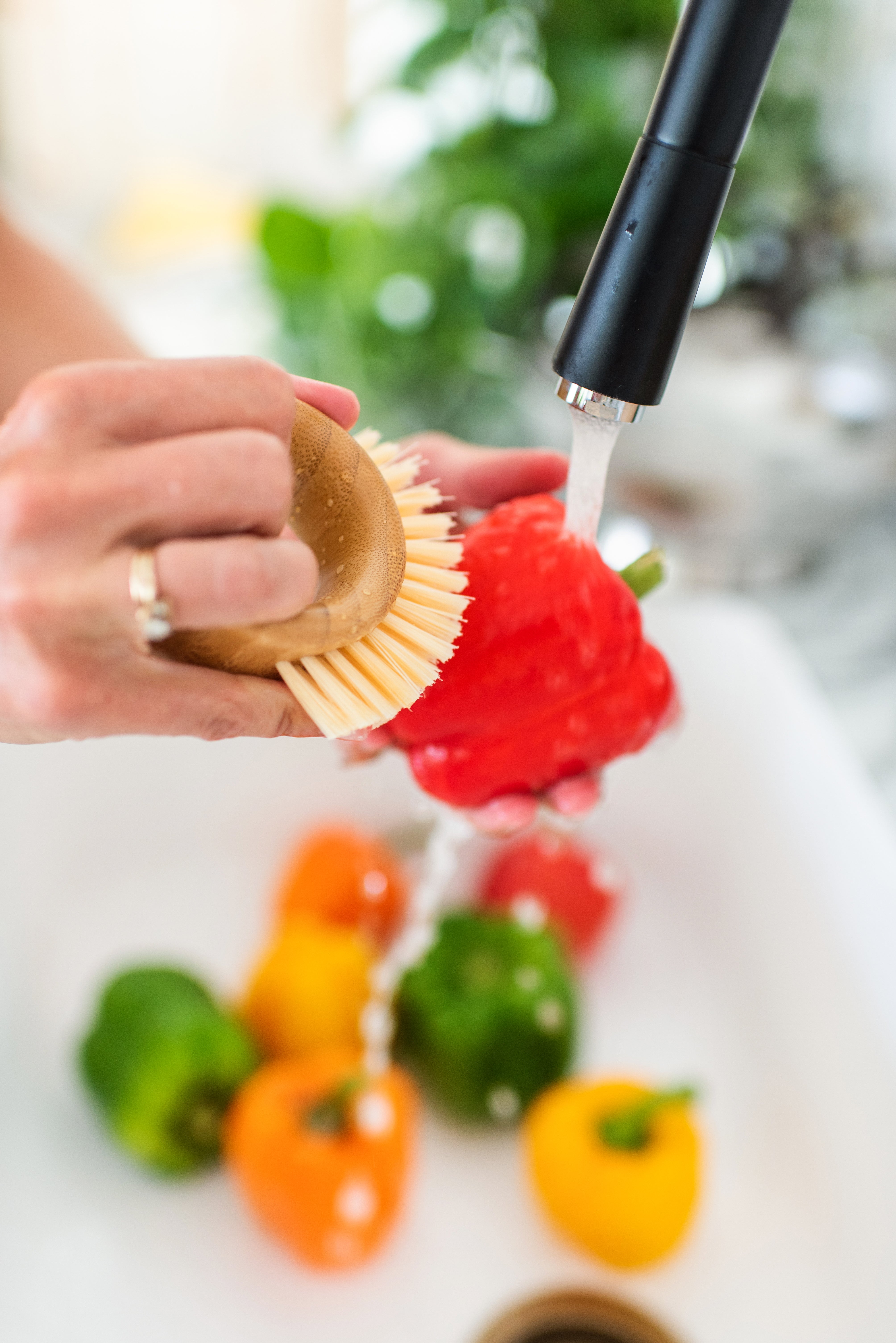 Full Circle The Ring Vegetable Brush - Thumbnail 5