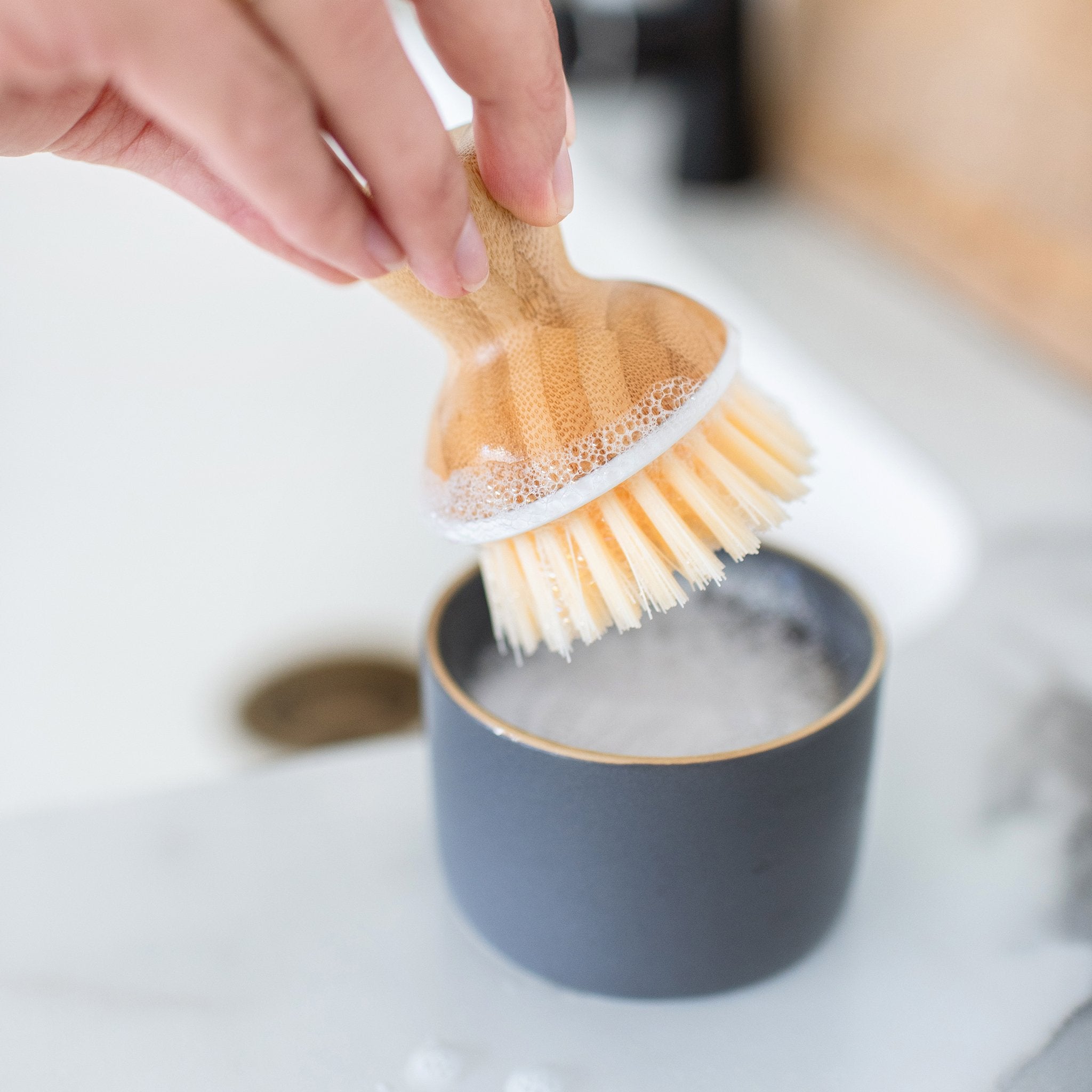 Dishwashing Brush Dish Scrub Brush Kitchen Dish Scrubber Bubble Up Brushes  with Soap Dispenser for Vegetable Utensils Cleaning