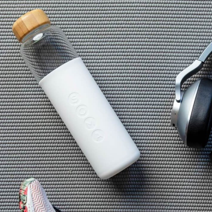 A SOMA Glass Water Bottle With White Sleeve & Grey Handle – Stock Editorial  Photo © dominiquejames #340411350